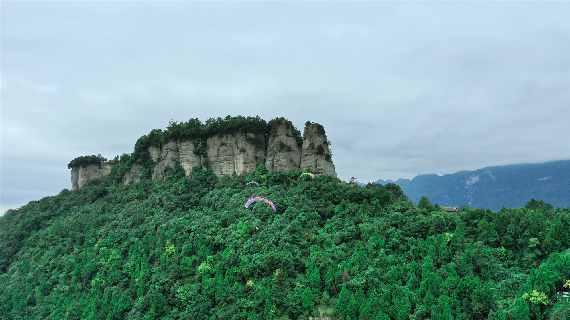畢業(yè)季—飛翔的青春年華！竇圌山滑翔傘勁爆價(jià)450元帶你圓夢(mèng)藍(lán)天！
